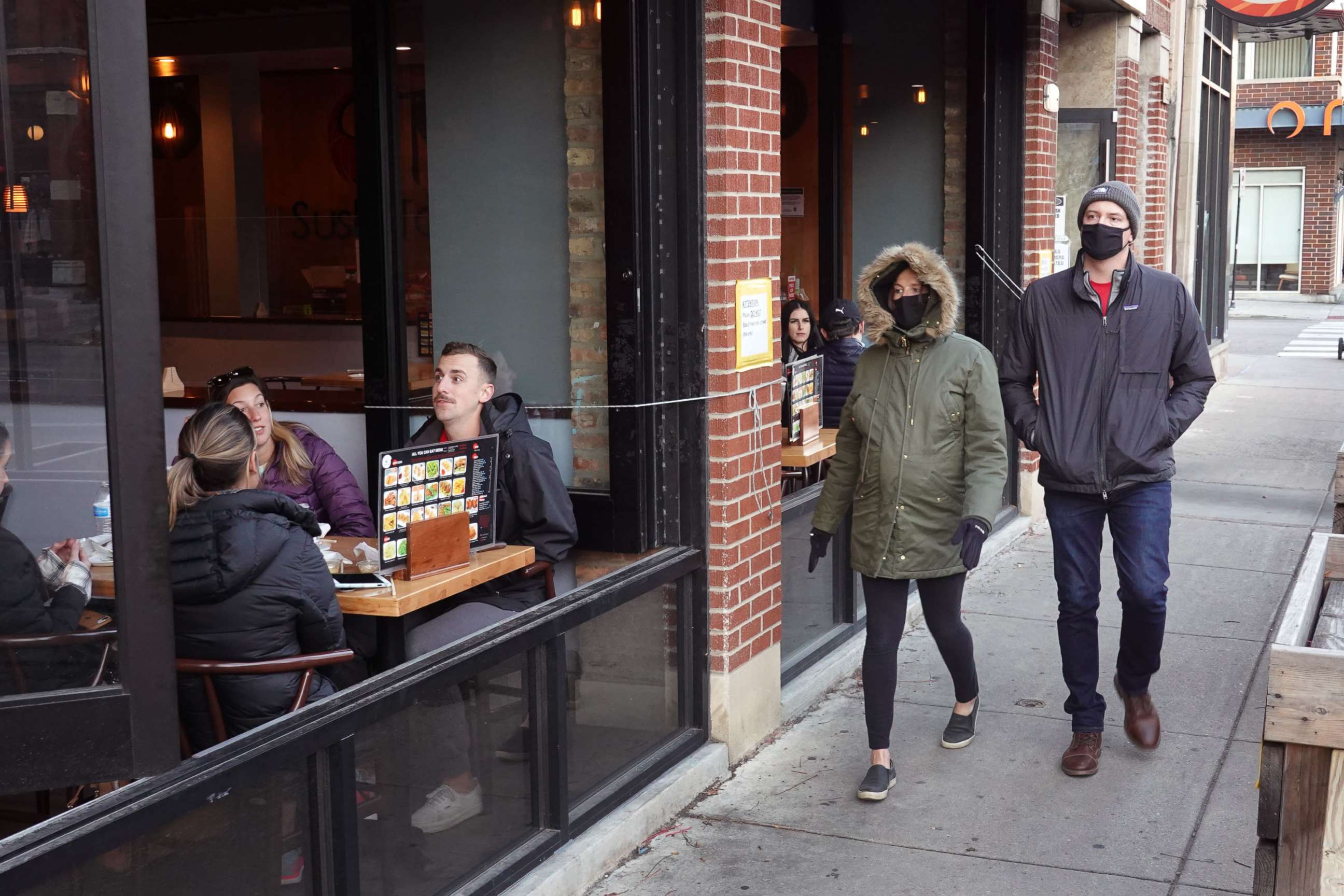 PHOTO: Despite low temperatures, customers continue to patronize restaurants and bars in Chicago, Nov. 11, 2020, in Chicago.