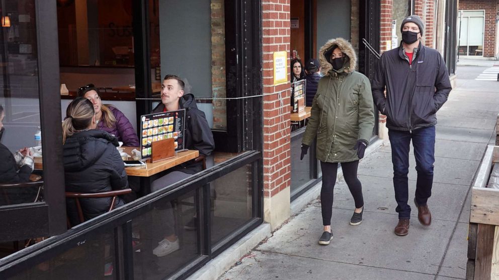 PHOTO: Despite low temperatures, customers continue to patronize restaurants and bars in Chicago, Nov. 11, 2020, in Chicago.