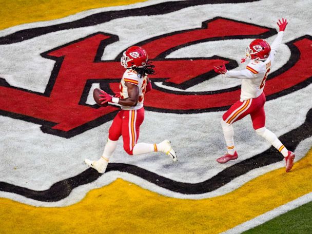 KC Chiefs linebacker Nick Bolton scoop and score touchdown