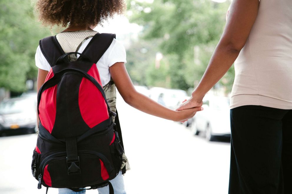 PHOTO : Une mère et sa fille se tiennent la main sur cette photo d'archives non datée.