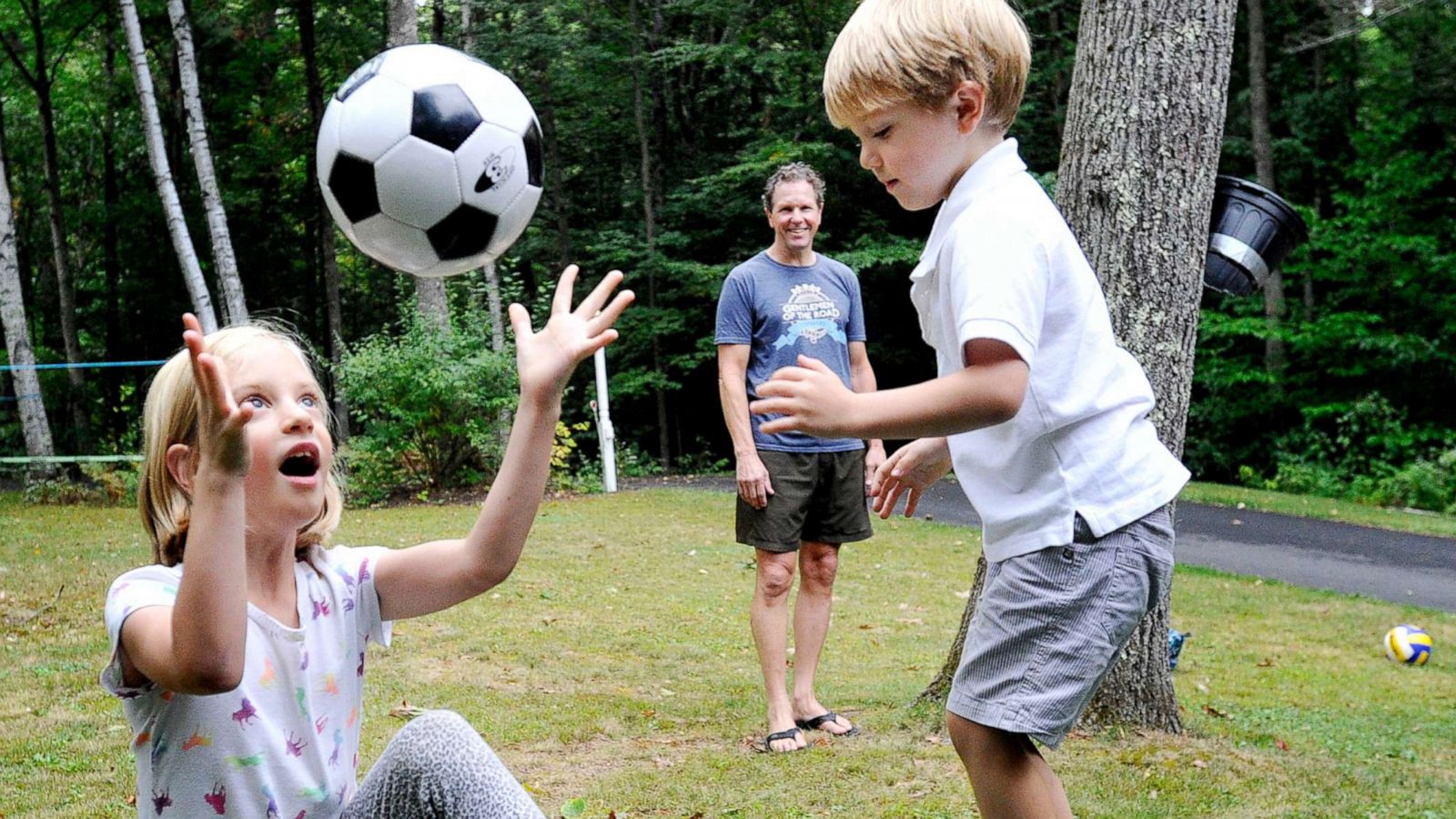 PHOTO: Peter Hubbard watches his children as they play in the yard after school, Sept. 23, 2016.