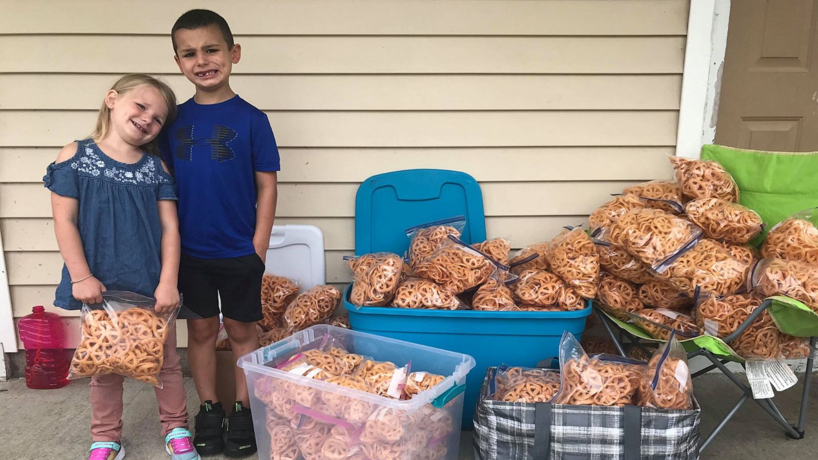 PHOTO: Aiden Quezada, 6 and his sister Chloe, 4, make fried chips and sells them lemonade-stand-style to members of his Minnesota community.