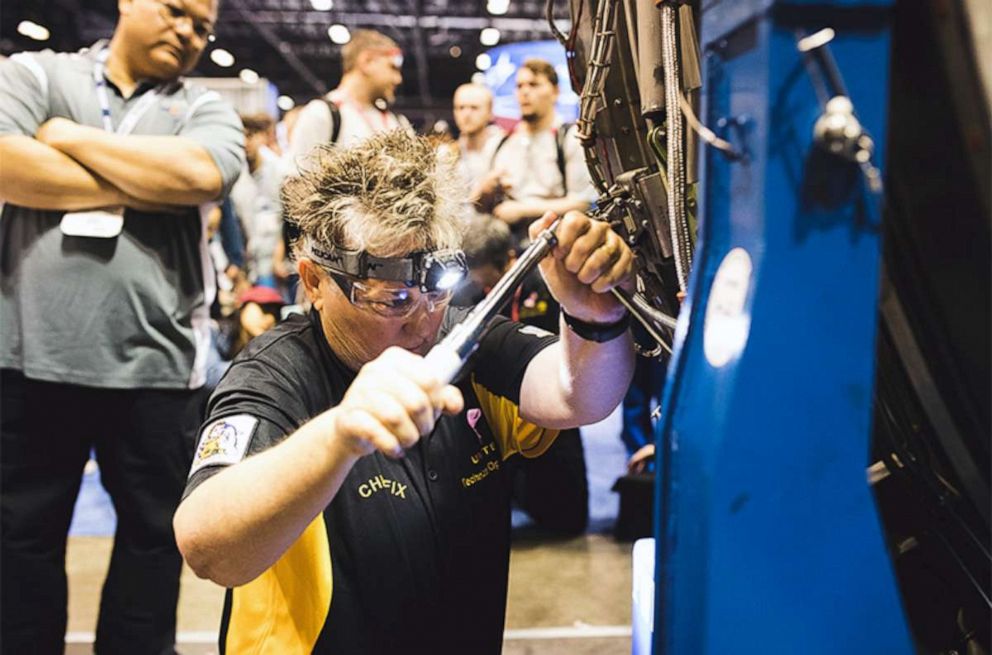 PHOTO: Chix Fix member Zoe Wainwright competing at the 2018 Aerospace Maintenance Competition.