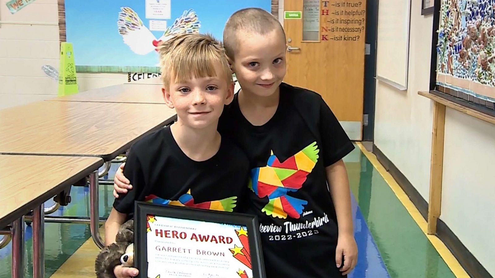 PHOTO: Garrett Brown holds his "hero award" certificate as Cashton York poses alongside him, at their school in Norman, Okla.