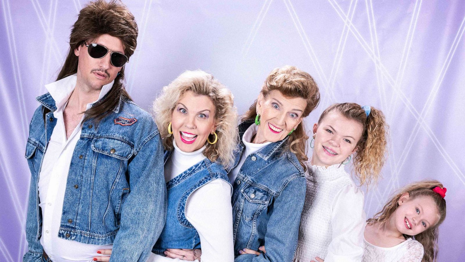 PHOTO: Cindy Simmons and her husband, mother and two daughters pose for their familyâs 80s-themed Christmas card.