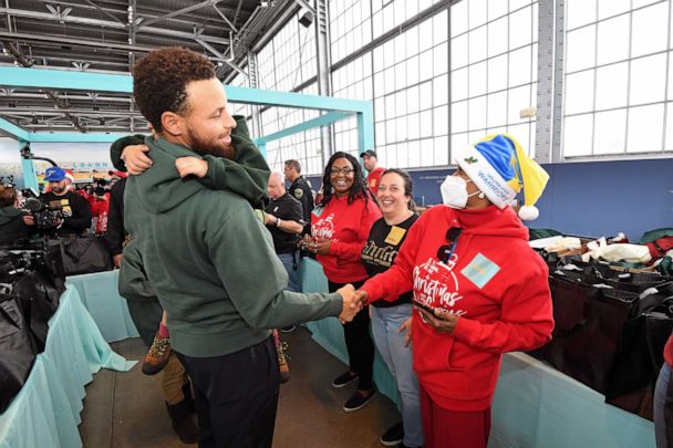 Stephen, Ayesha Curry host a winter wonderland for 500 kids, families in  need this holiday season - Good Morning America