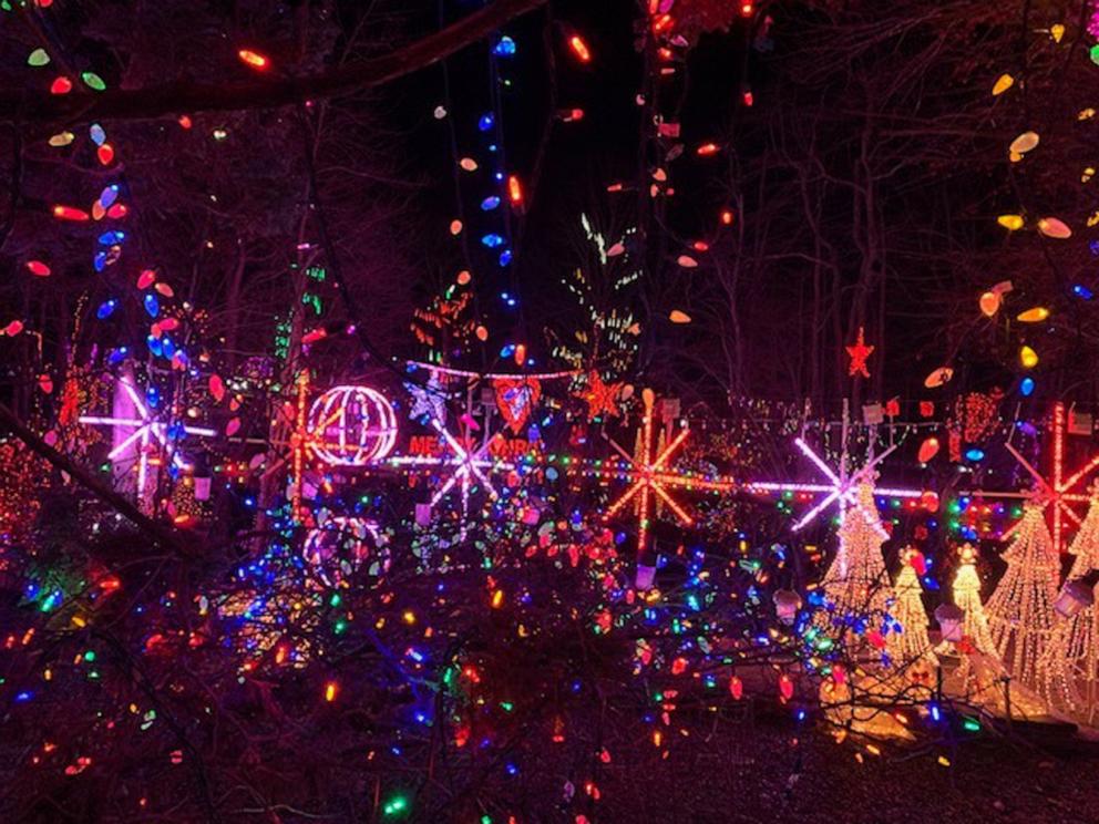 Over 50,000 people flood New York town for worldrecord Christmas light