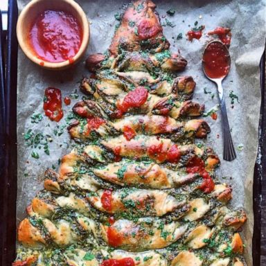 PHOTO: Christmas-tree spinach and cheese-filled pull-apart appetizer.