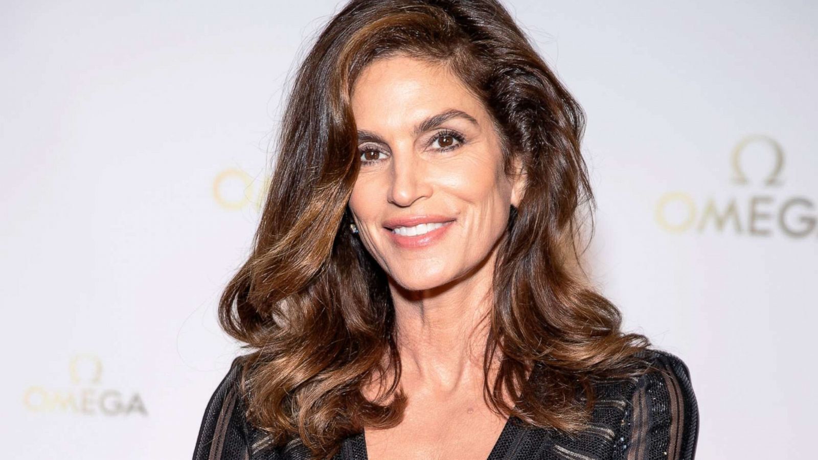 PHOTO: Cindy Crawford arrives at Omega San Francisco Grand Opening VIP Celebration at de Young Museum on Nov. 18, 2021 in San Francisco.