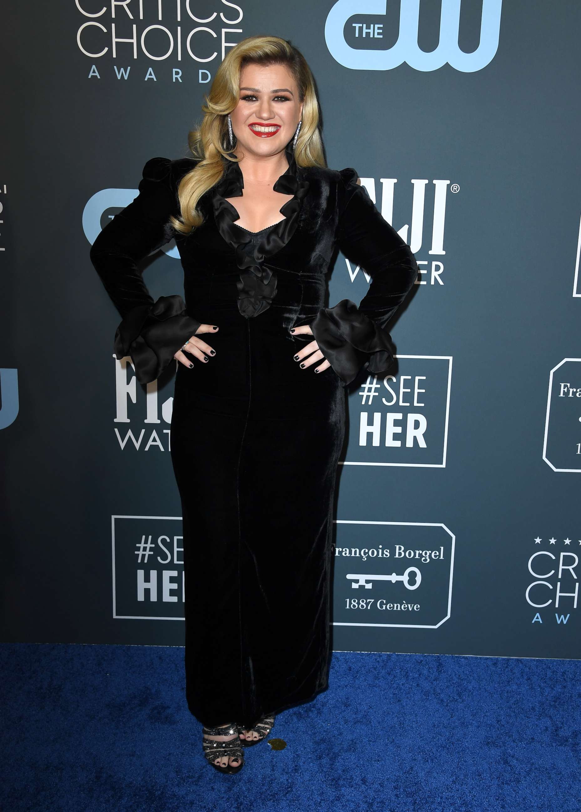 PHOTO: Kelly Clarkson arrives at the 25th Annual Critics' Choice Awards at Barker Hangar on January 12, 2020 in Santa Monica, California.