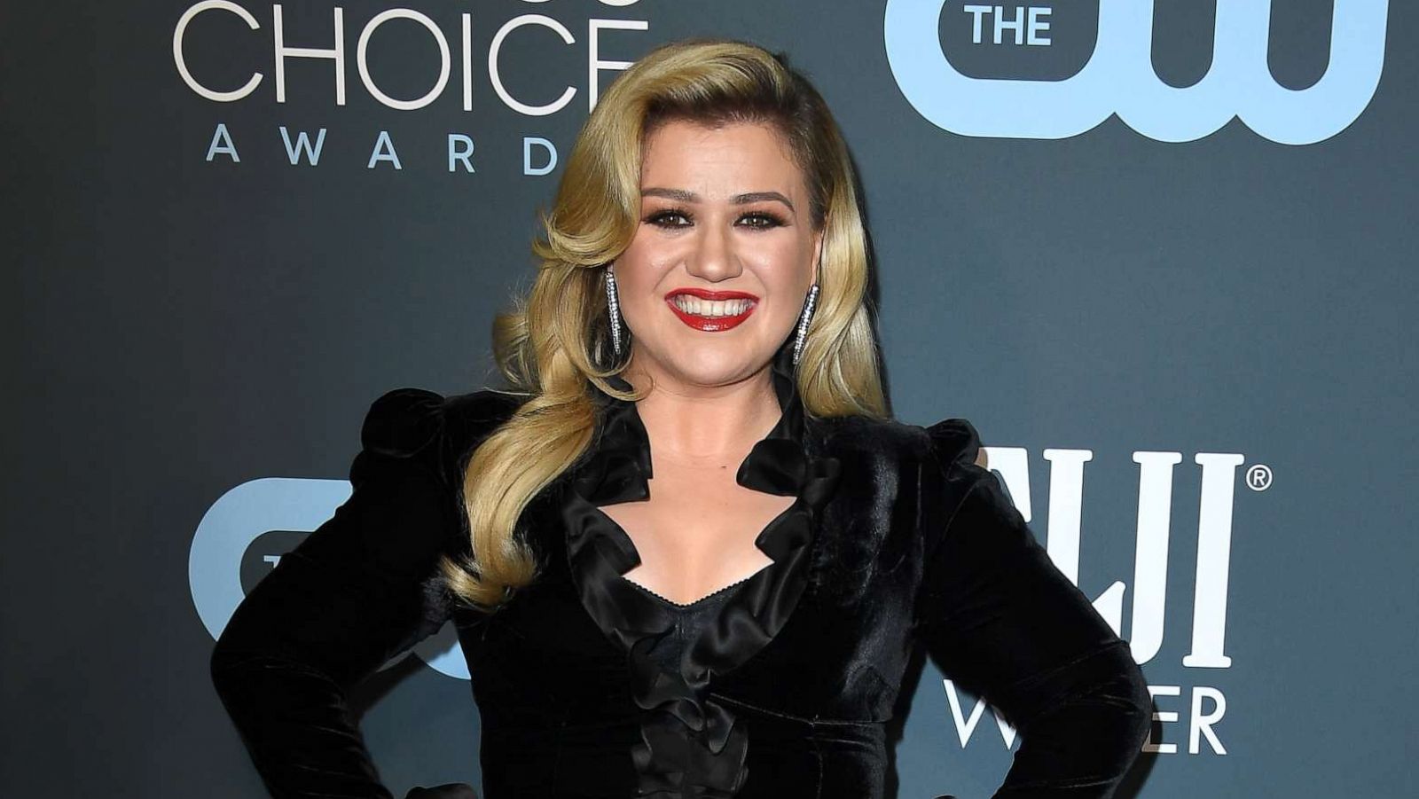 PHOTO: Kelly Clarkson arrives at the 25th Annual Critics' Choice Awards at Barker Hangar on January 12, 2020 in Santa Monica, California.