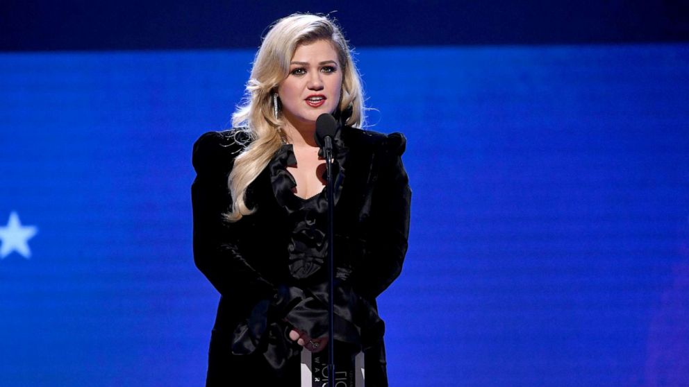 VIDEO: Kelly Clarkson shuts down Twitter trolls