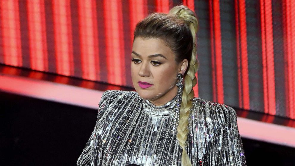 VIDEO: Kelly Clarkson shuts down Twitter trolls