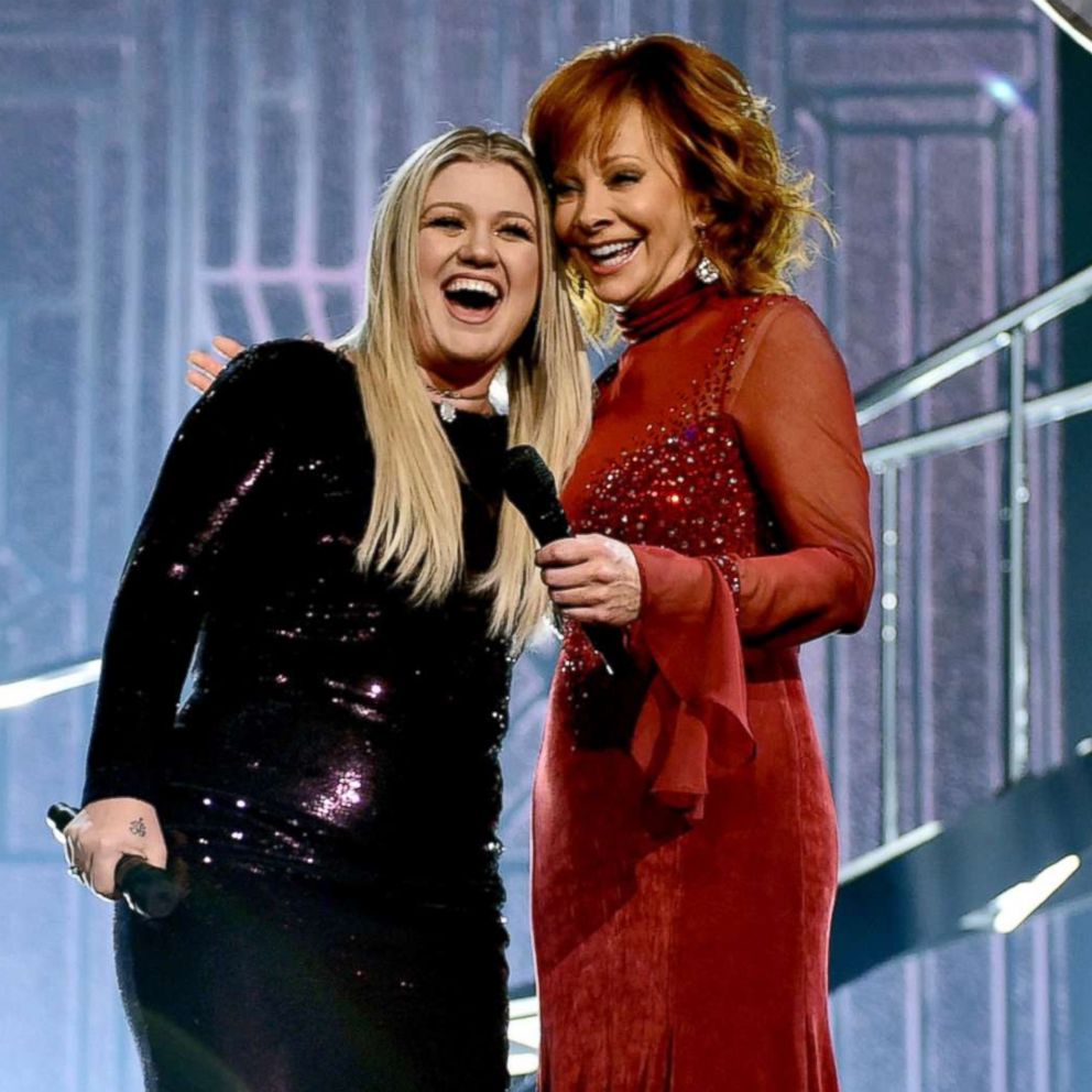 VIDEO: Kelly Clarkson loves this lip-synching mom