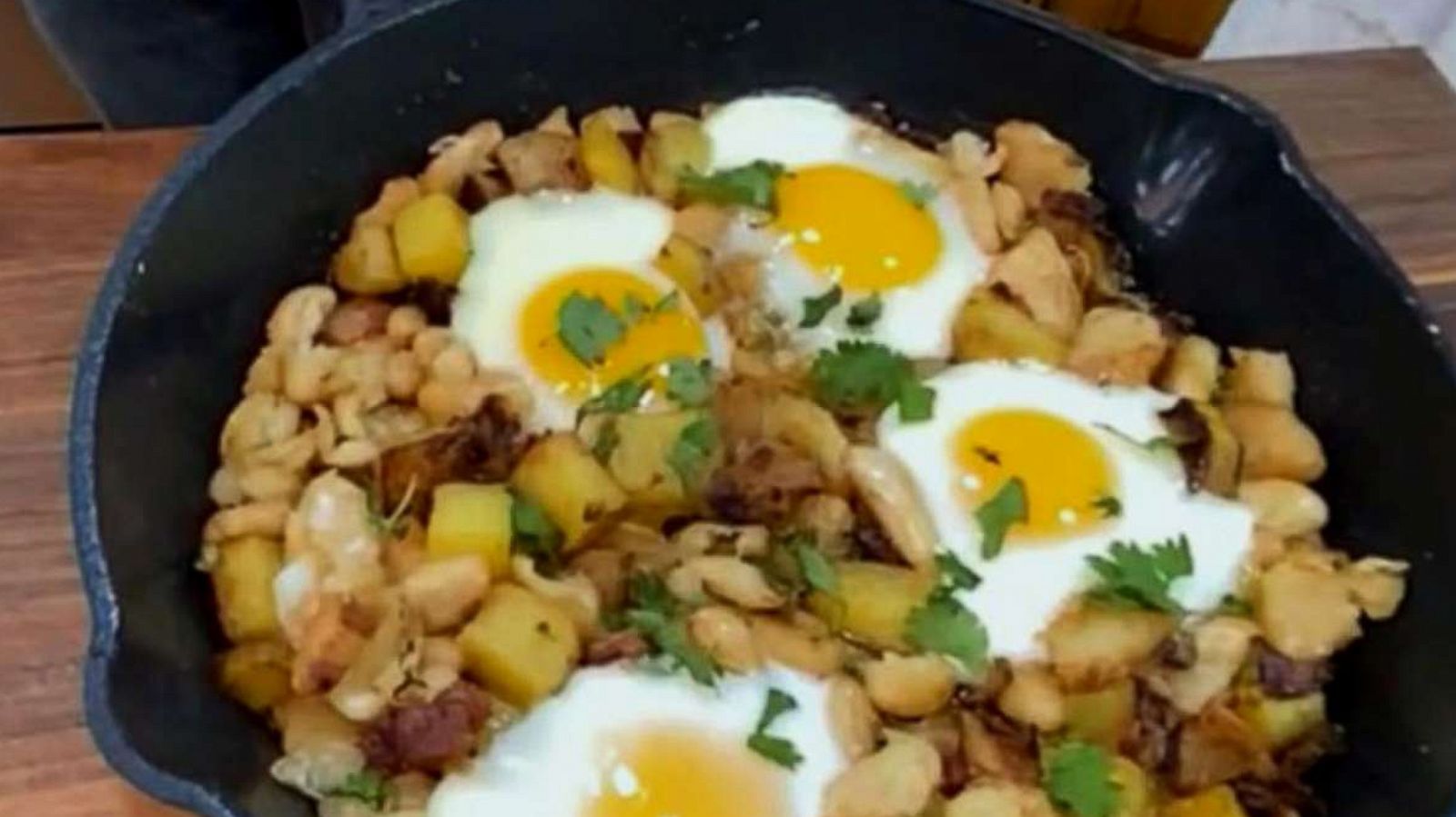 PHOTO: Celebrity chef Geoffrey Zakarian makes a simple white bean hash and eggs on March 24, 2020.