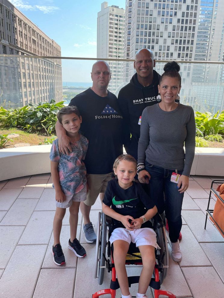 PHOTO: Cooper Roberts, 8, poses with his brother Luke and parents Jason and Keely Roberts and former NFL star Ryan Shazier.
