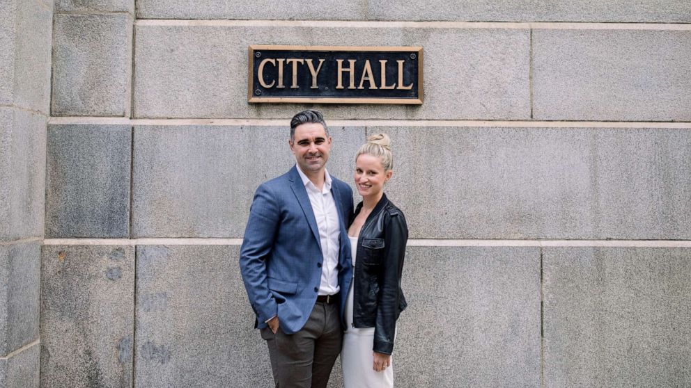 PHOTO: Emily Bugg, 33, and Billy Lewis, 34, of Illinois, used their $5,000 nonrefundable wedding catering deposit for 200 Thanksgiving dinners.