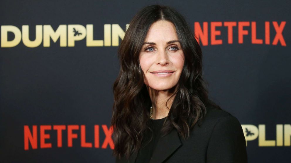 VIDEO: 'Friends' stars Jennifer Aniston and Courteney Cox arrive at benefit in coordinated outfits