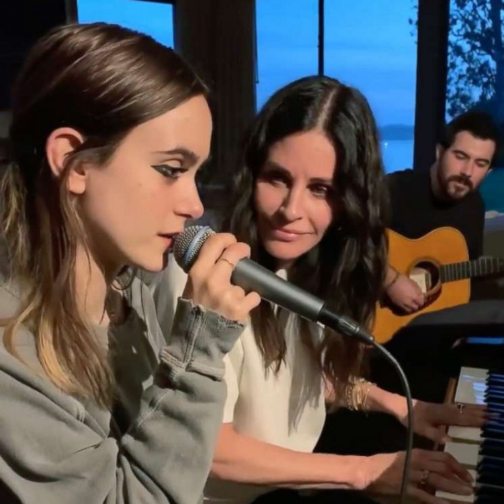 VIDEO: Courteney Cox and her daughter perform Taylor Swift's 'cardigan' 