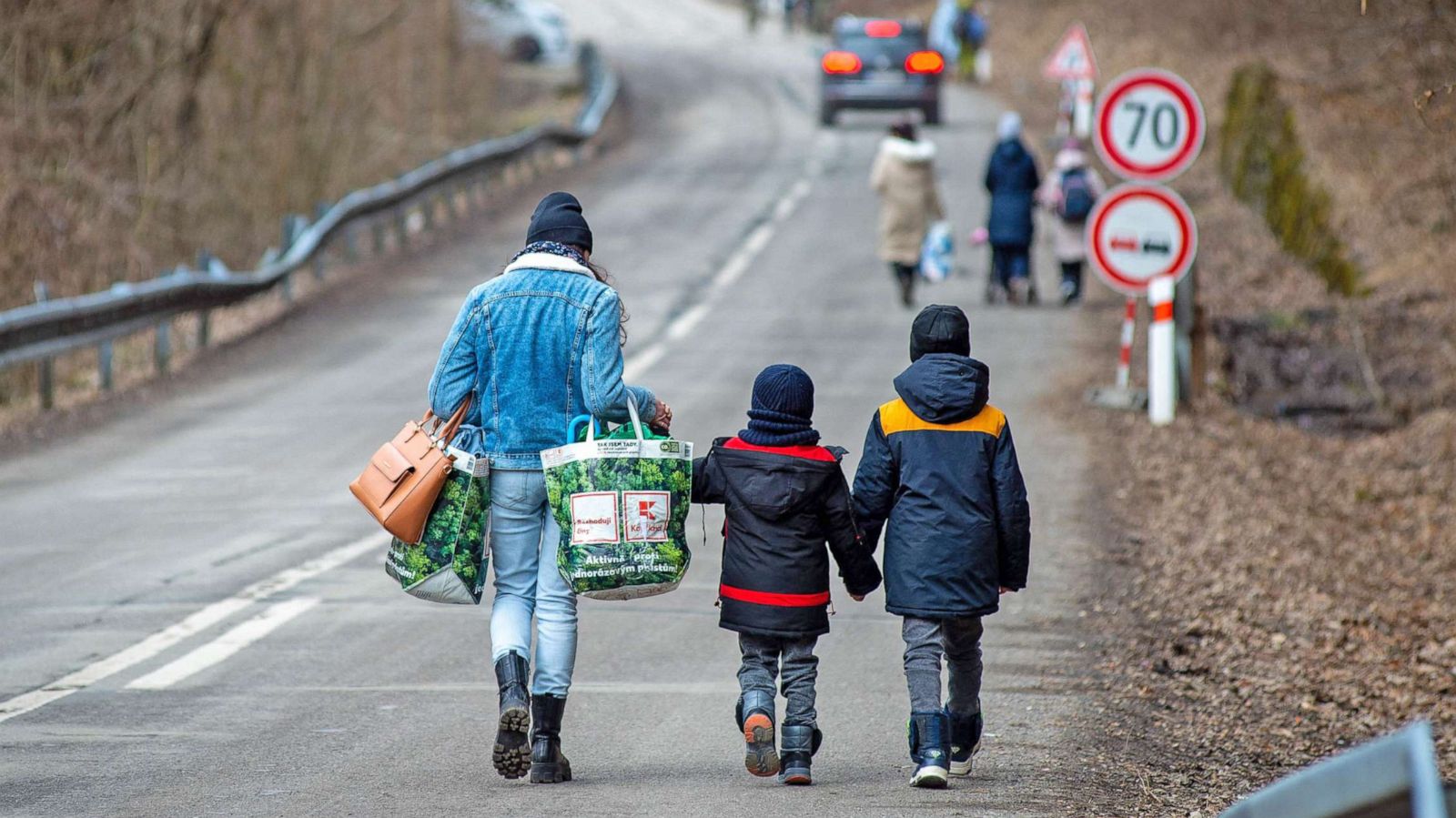 PHOTO: A woman with two children leave Ukraine after crossing the Slovak-Ukrainian border in Ubla, eastern Slovakia, on Feb. 25, 2022, following Russia's invasion of the Ukraine.