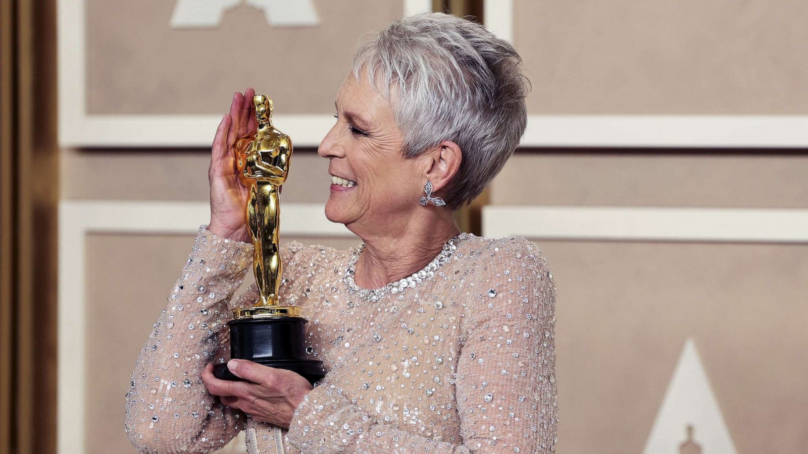 PHOTO: Best Supporting Actress winner Jamie Lee Curtis poses with her Oscar at the 95th Academy Awards in Hollywood, Calif., March 12, 2023.