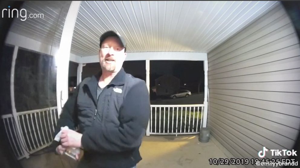VIDEO: Dad uses Ring doorbell camera to say hi to daughter at college every day 