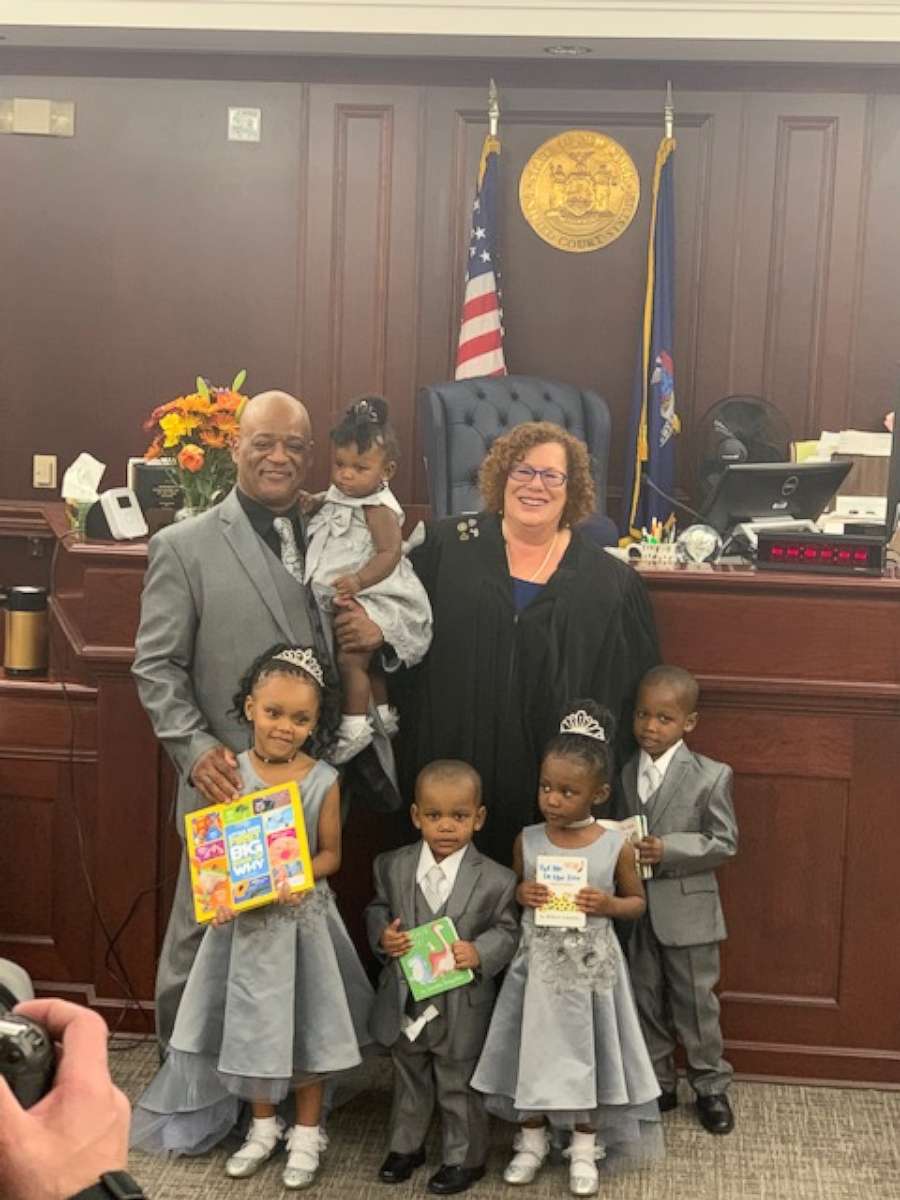PHOTO: Lamont Thomas, a single father from Buffalo, New York, adopted Zendaya, 5, Jamel, 4, Nakia, 3, Major, 2 and Michaela, 1, on October 17, 2019, inside Judge Lisa Rodwin's courtroom.