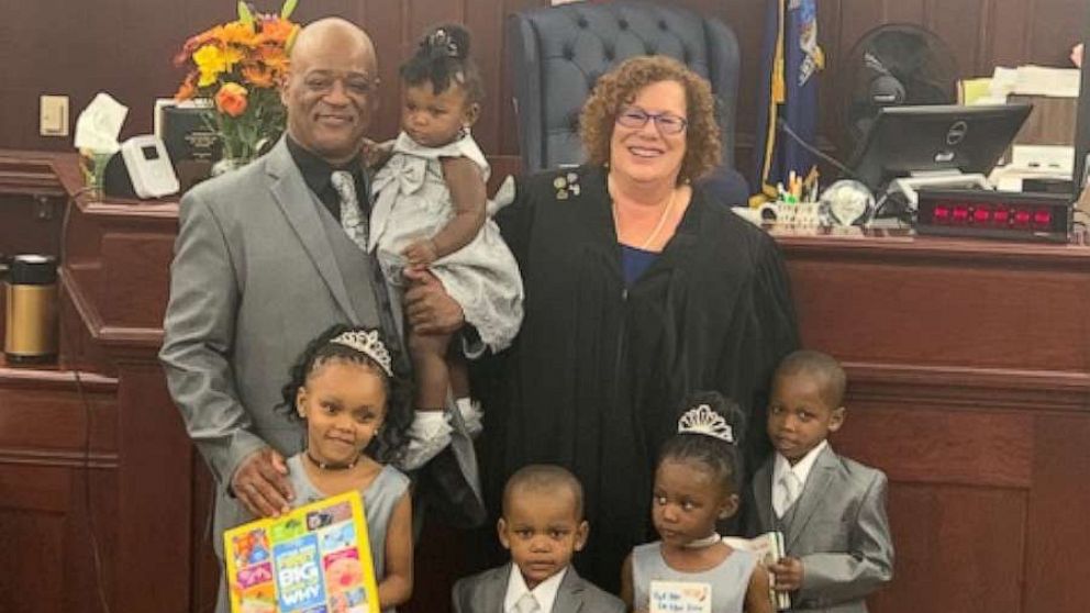 PHOTO: Lamont Thomas, a single father from Buffalo, New York, adopted Zendaya, 5, Jamel, 4, Nakia, 3, Major, 2 and Michaela, 1, on October 17, 2019, inside Judge Lisa Rodwin's courtroom.