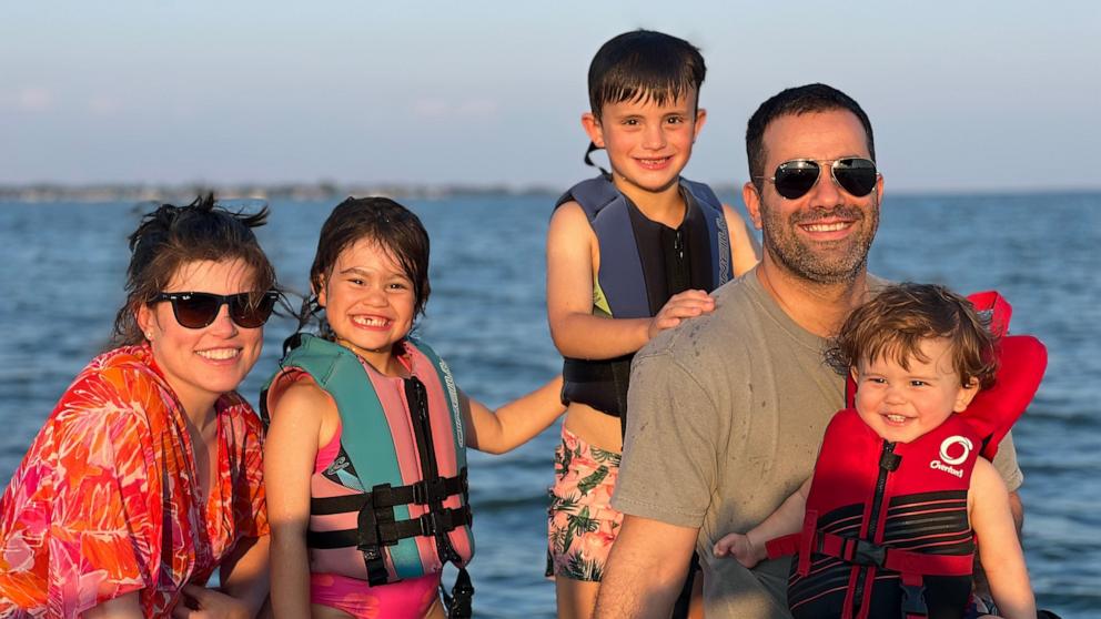 PHOTO: Dr. Daniel Gilada, a Type 1 diabetic who underwent an islet cell transplant, is pictured with his wife and children.