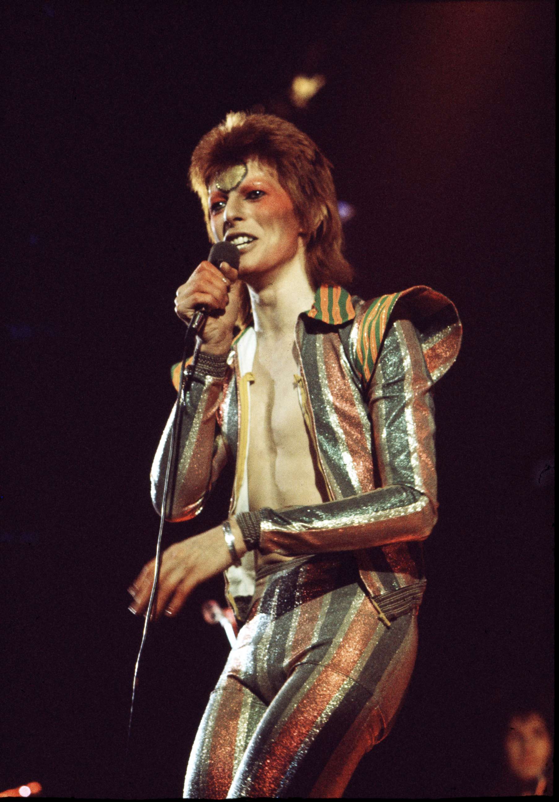 PHOTO: David Bowie performs on stage on his Ziggy Stardust character during the "Aladdin Sane" tour in London, 1973.