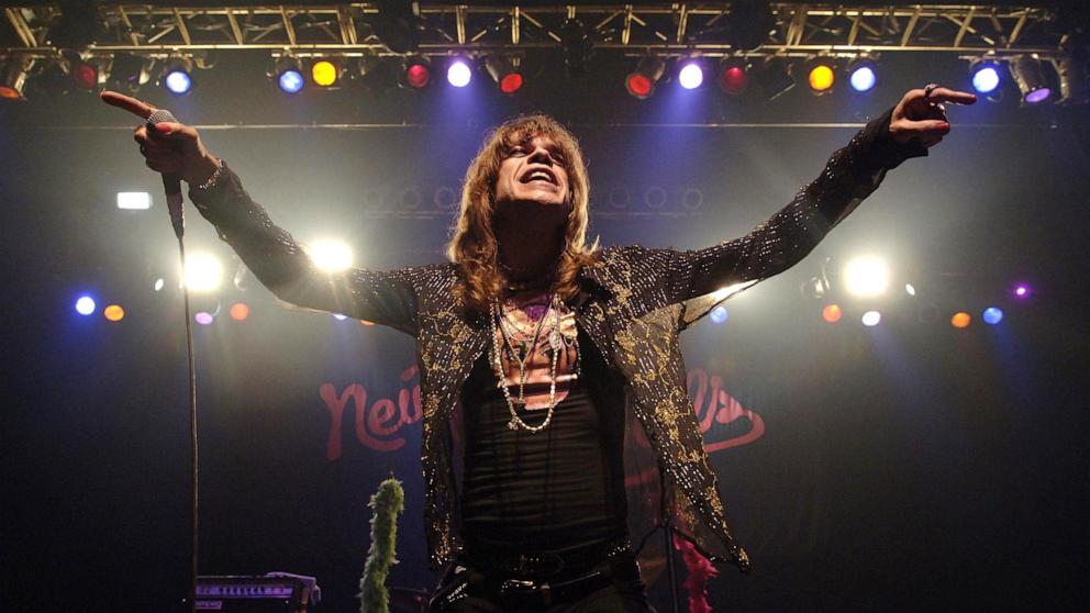 PHOTO: New York Dolls perform at The Forum