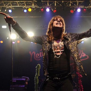 PHOTO: New York Dolls perform at The Forum