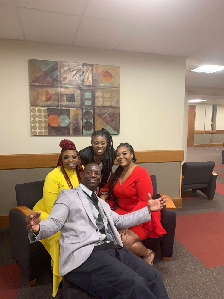 PHOTO: Officer DeAndra Warren pictured with his three daughters.