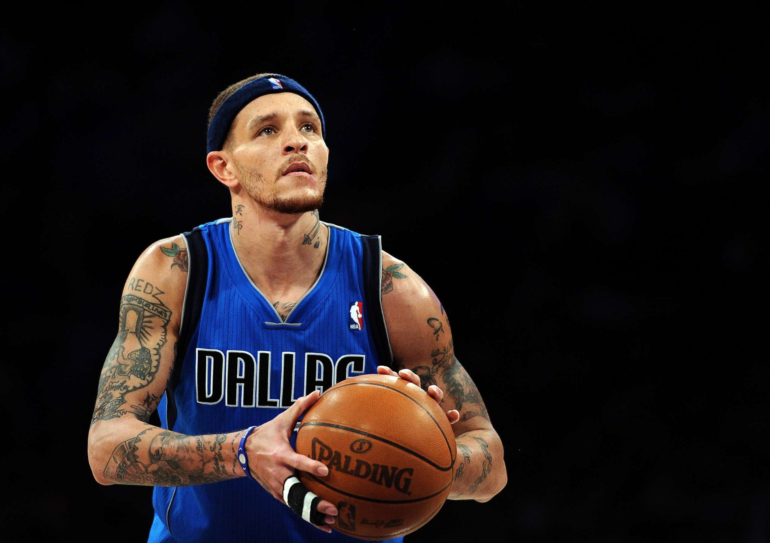 PHOTO: Delonte West of the Dallas Mavericks shoots a free throw during a game in Los Angeles, April 15, 2012.