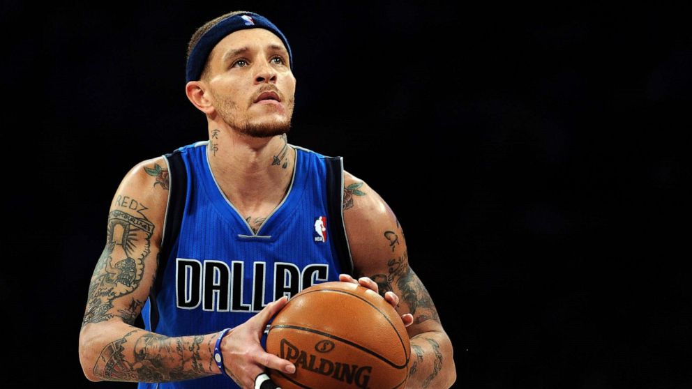 PHOTO: Delonte West of the Dallas Mavericks shoots a free throw during a game in Los Angeles, April 15, 2012.