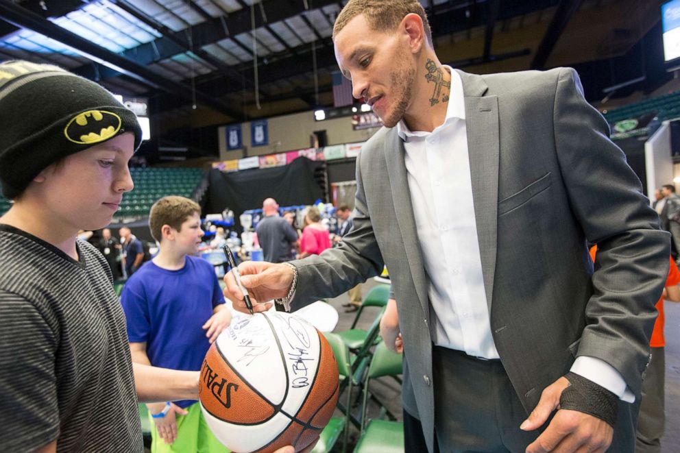 PHOTO: Texas Legends basketball player Delonte West signs autographs for fans after a game in Frisco, Texas, April 1, 2015.