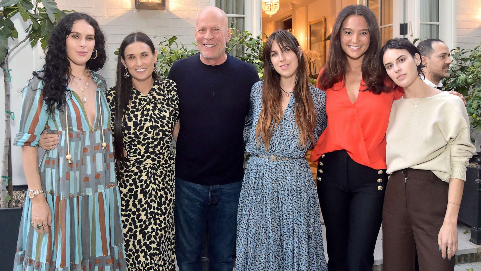 Demi Moore, Bruce Willis get into the holiday spirit with their blended  family - Good Morning America