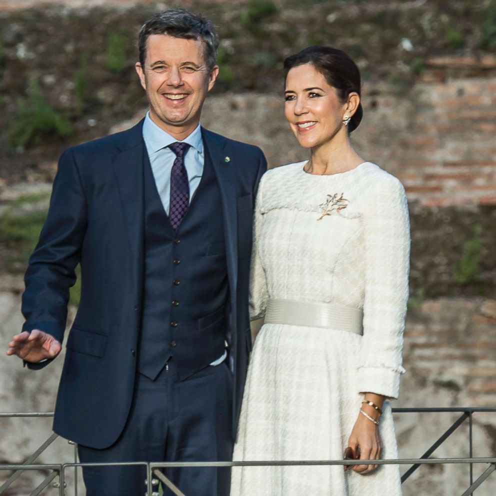 Royal gives sneakers their fashion due by pairing them dress in Rome - Good Morning America