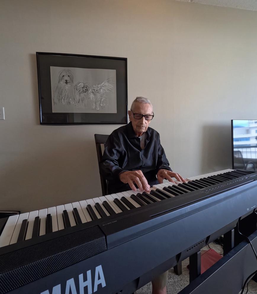 PHOTO: Derek Peart, 97, at his piano.