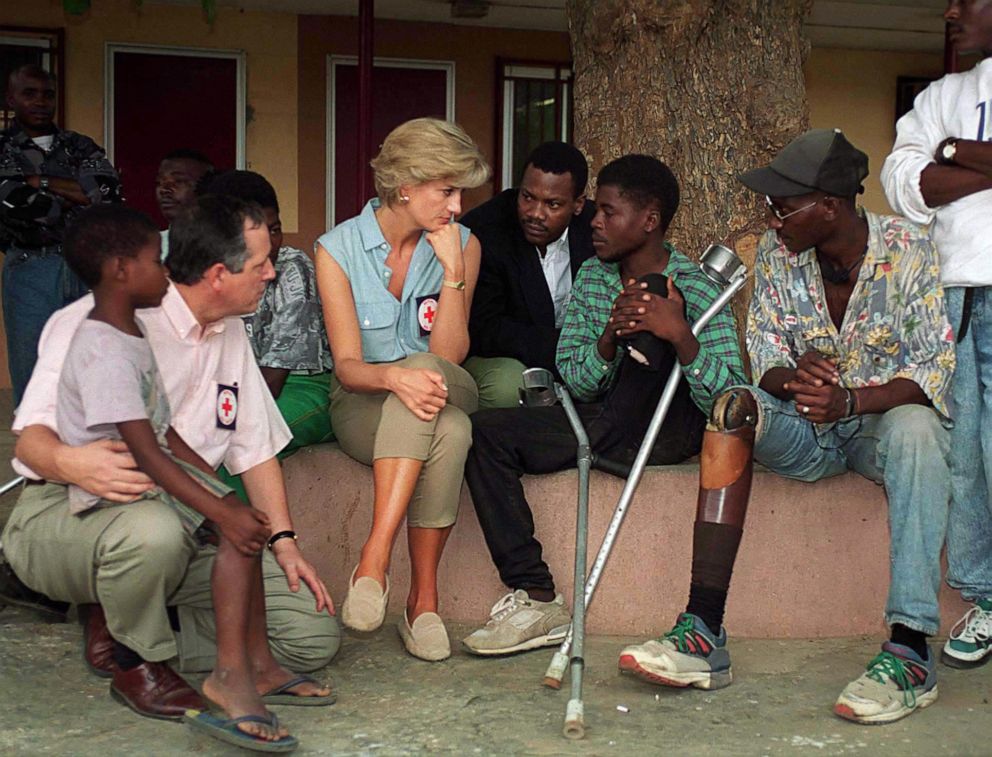 PHOTO: Princess Diana at Neves Bendinha, an Icrc Orthopaedic Workshop In Luanda, Angola, meeting with victims of land mines, Jan. 14, 1997. 