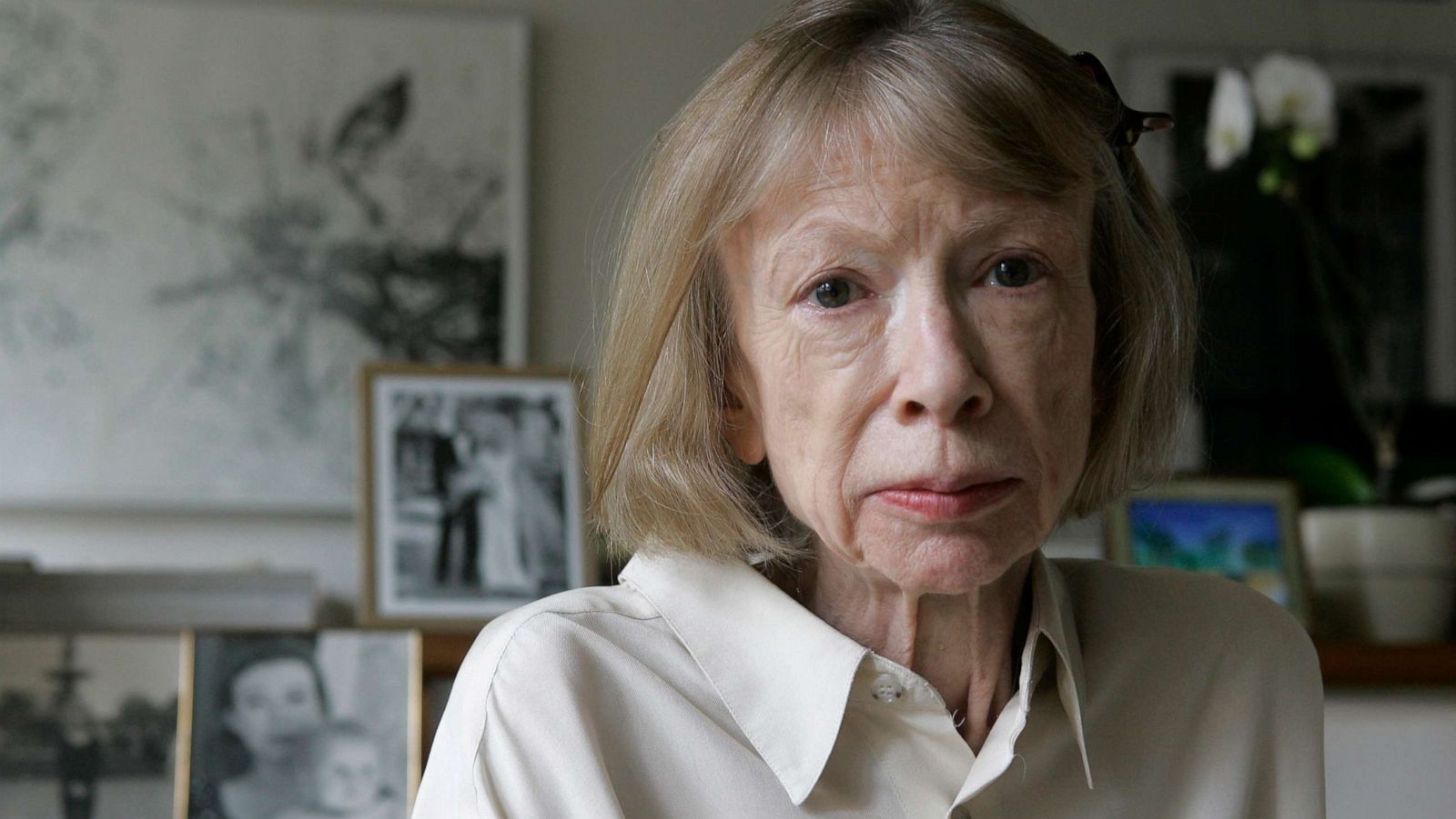 PHOTO: Author Joan Didion poses for a photo in her New York apartment, Sept. 26, 2005.