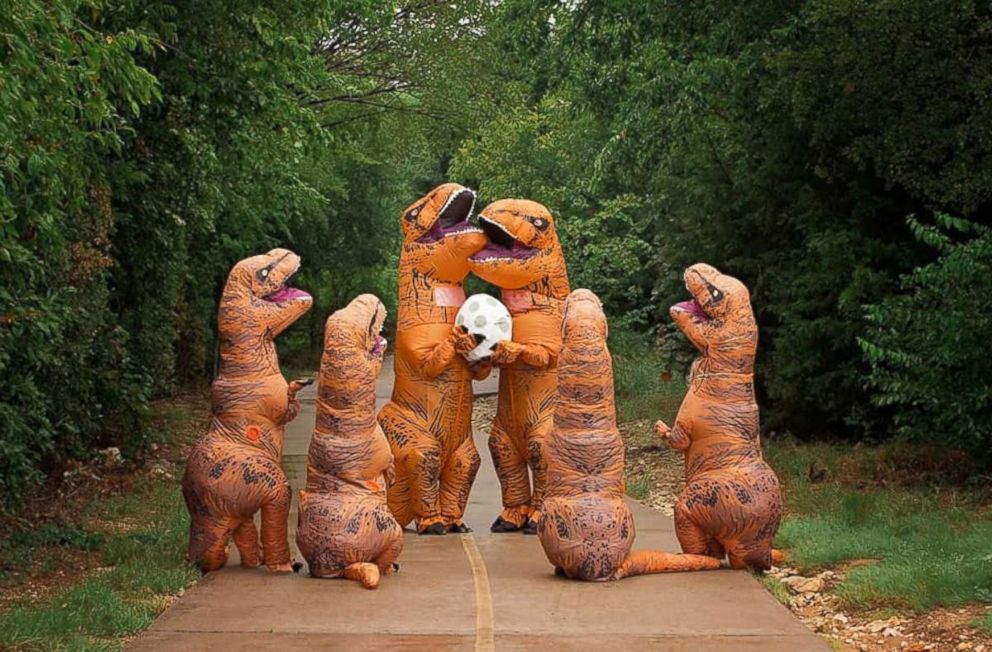 PHOTO: Nicole Berkley and Daniel Berkley of Aubrey Texas, posed with their kids, Myleigh, 10, Montana, 6, Lane, 5 and Hannah, 4 and dressed in T-Rex costumes to announce their fifth child is coming in April.