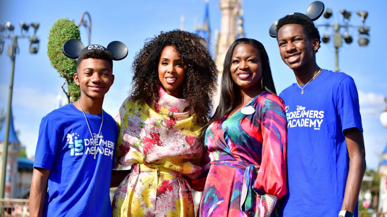 PHOTO: Kelly Rowland and Tracey Powell pose with Disney dreamers at Walt Disney World Resort in Lake Buena Vista, Fla., March 03, 2022.