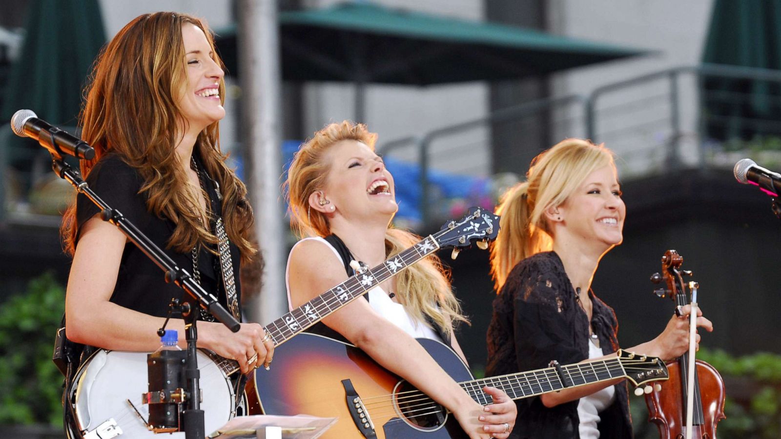 PHOTO: Emily Robison, Natalie Maines and Martie Maguire of the Dixie Chicks perform on ABC's "Good Morning America" Summer Concert Series in New York, May 26, 2006.