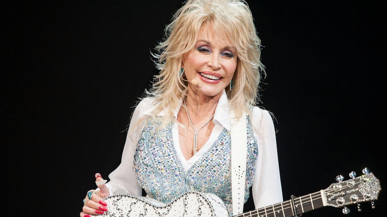 PHOTO: Singer Dolly Parton performs, January 24, 2014 in Rancho Mirage, Calif.