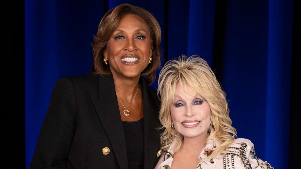 PHOTO: Robin Roberts and Dolly Parton pose for a photo.