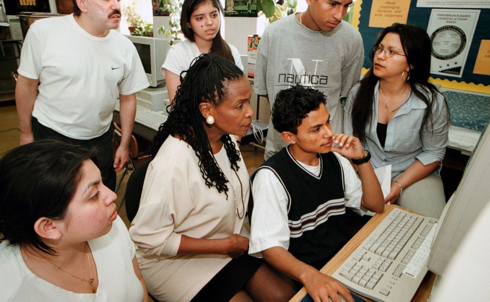 PHOTO: Dorothy Gilliam works with journalism students at the Bell Multicultural School in Washington, D.C., May 12, 1999.
