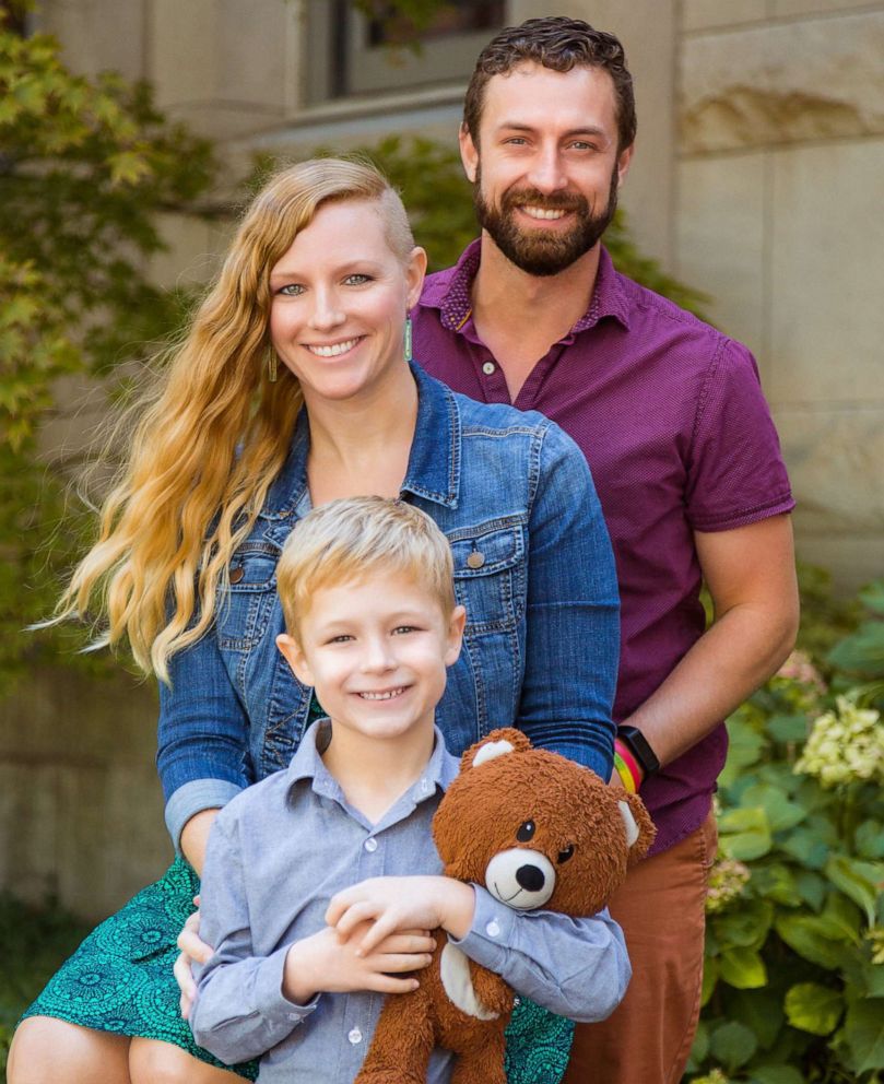 FOTO: Doug Weaver en zijn vrouw, Kirsten, zijn ouders van een zesjarige jongen genaamd Finley.