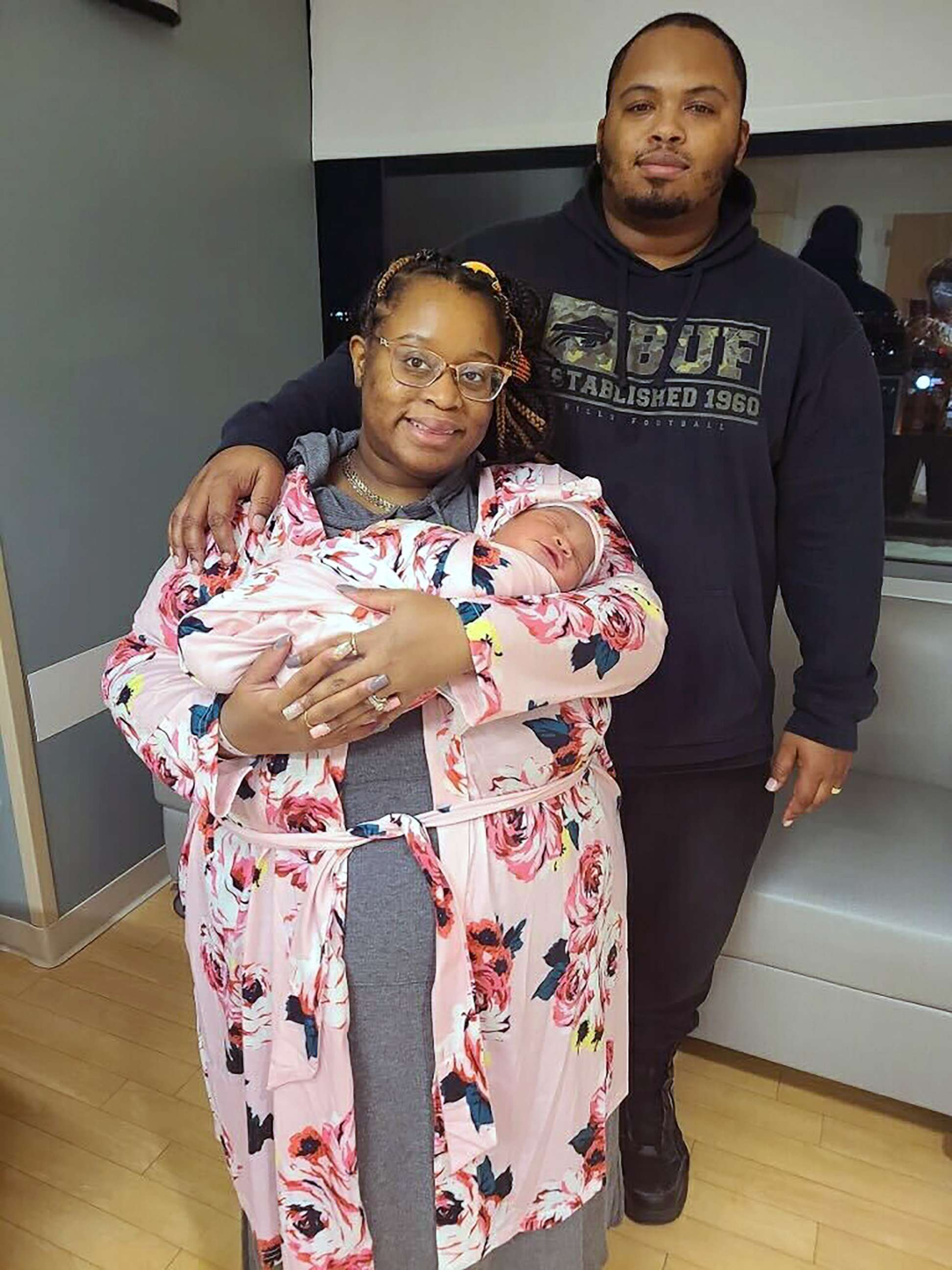 PHOTO: Erica and Davon Thomas with their newborn daughter Devynn.
