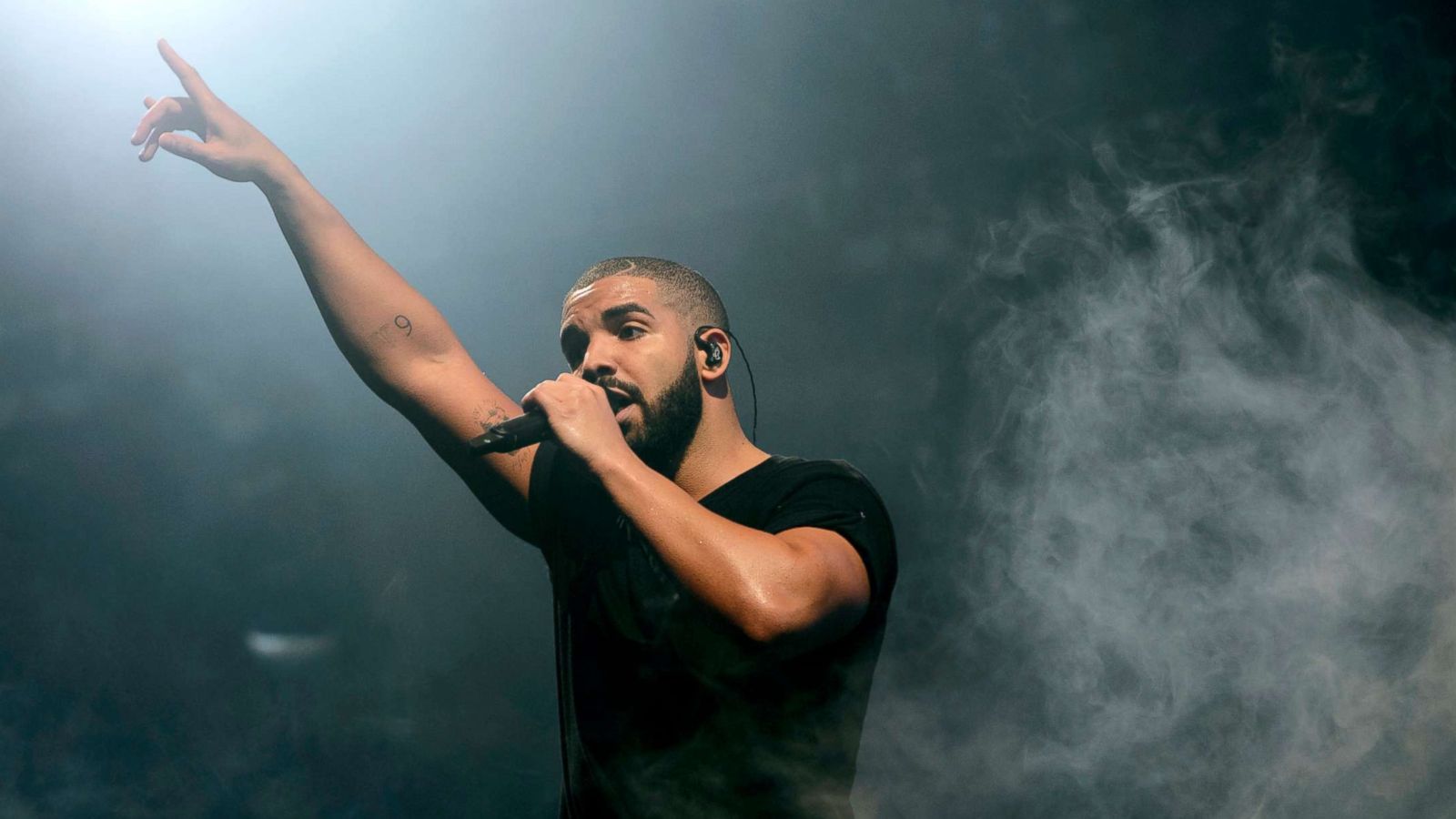 PHOTO: Drake performs on the main stage at Wireless festival in Finsbury Park, London, June 27, 2015.